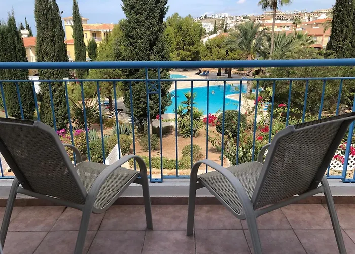 Regina Gardens - Spacious 3 Bed, 2 Bath Maisonette