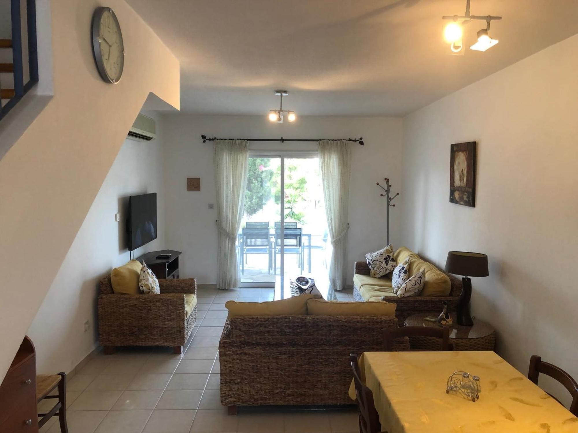 Regina Gardens - Spacious 3 Bed, 2 Bath Maisonette Holiday home *